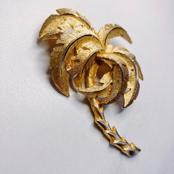 Vintage Palm Tree Brooch, Mid Century Brushed Gold Tone Metal Tropical Jewelry - Picture 3 of 5